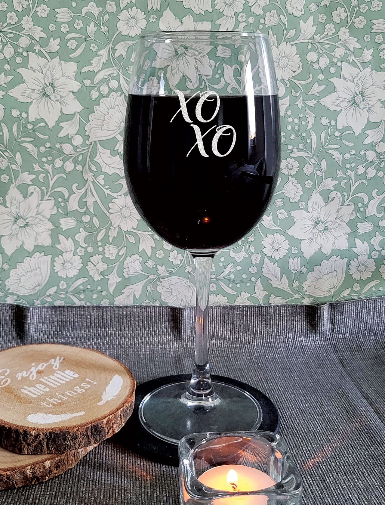 the pink magnet XOXO - Engraved Wine Glass